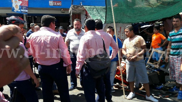 Se registra trifulca entre inspectores y comerciantes en el “Mercado Hidalgo”