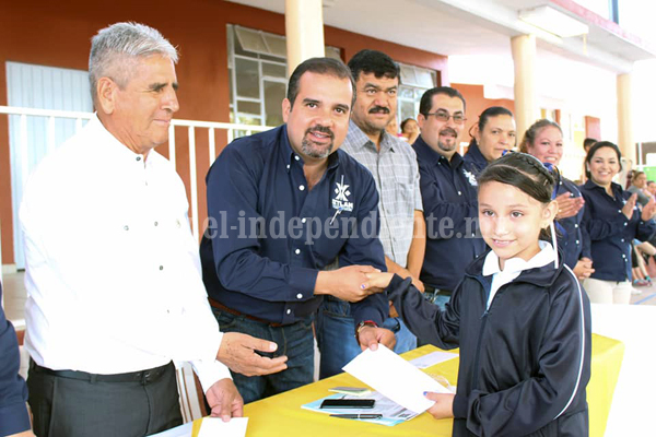 Ángel Macías entregó becas municipales a niños de primaria de San Simón
