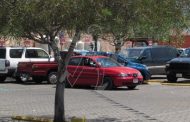 Acribillan a tiros a dos ocupantes de un auto en el estacionamiento de Home Depot