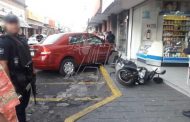 Auto se estrella contra negocio en Zamora, conductora queda herida