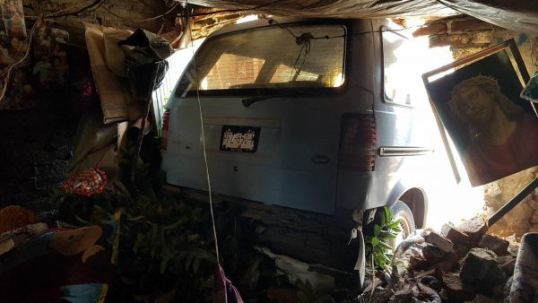 Camioneta choca  y queda dentro de un domicilio en Zamora
