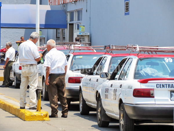 Taxis piratas invaden acceso a central de autobuses de Zamora