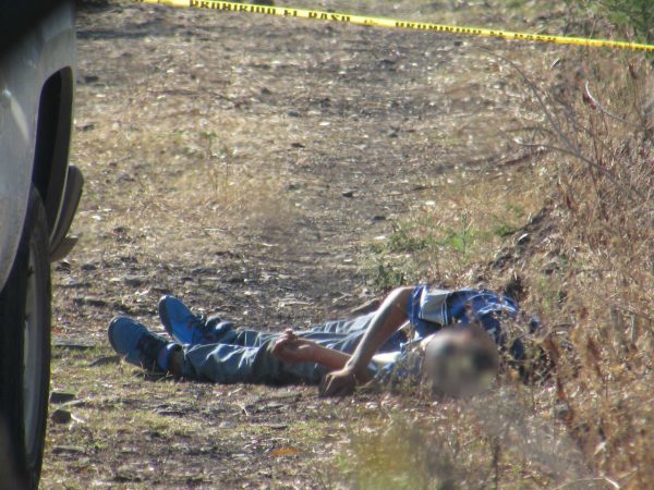 Maniatado y baleado encuentran cadáver en el cerro de Curutaran
