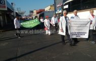 INTEGRANTES DE LA COMUNIDAD MÉDICA DE ZAMORA MARCHARON EN PROTESTA POR LA DETENCIÓN DE UN DOCTOR EN OAXACA