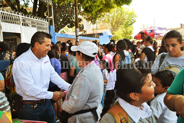Martín Arredondo tuvo acercamiento con padres de familia de la escuela Mariano Matamoros