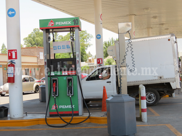 Sector empresarial exige freno a incremento de gasolina y el dólar
