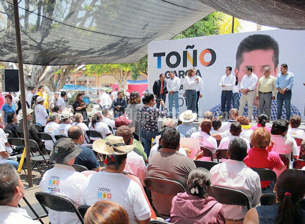 A recuperar autonomía del Legislativo, convocó Toño García