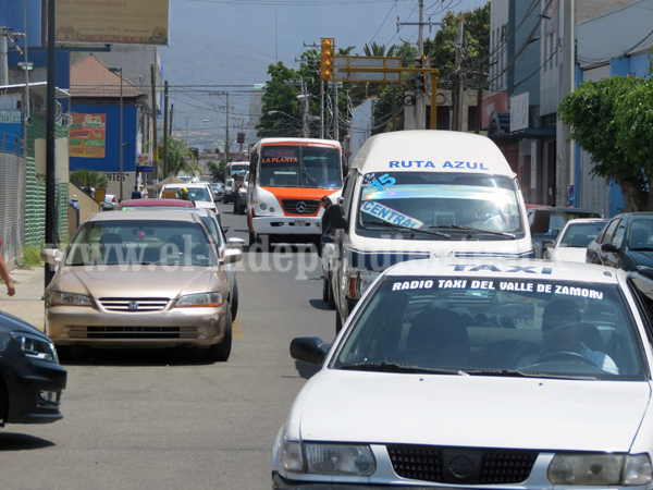 Taxistas vuelven a subir 5 pesos el precio del servicio que ofrecen