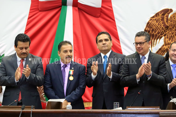 Preside Gobernador entrega de Presea “Melchor Ocampo” a José Hernández Moreno