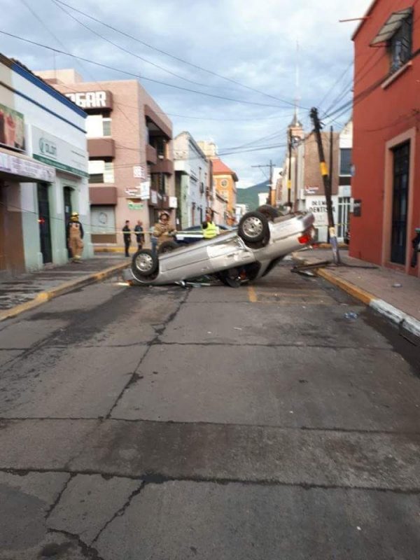 Auto vuelca tras ser chocado por un taxi en el centro de Zamora