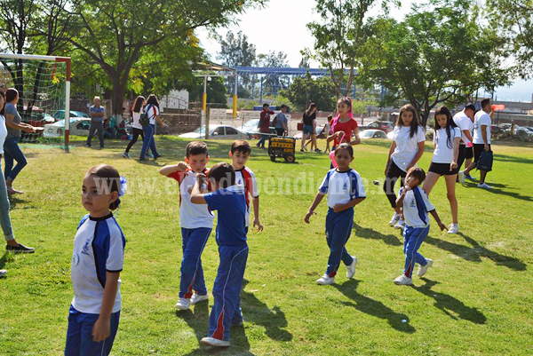 Inauguran la tradicional fiesta atlética de rojos y azules del colegio Jacona