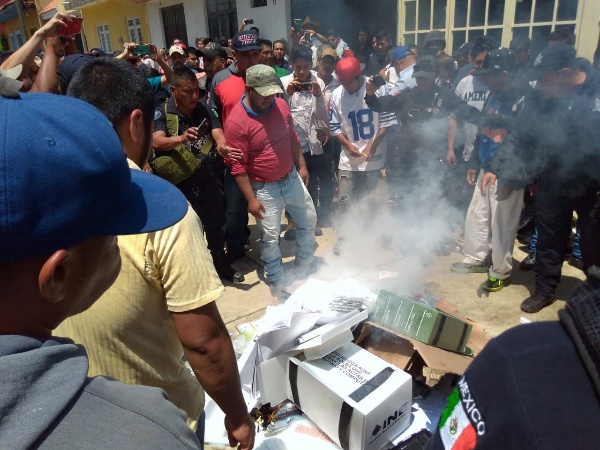 Indígenas se apoderan de material electoral en casilla en Chilchota y lo queman