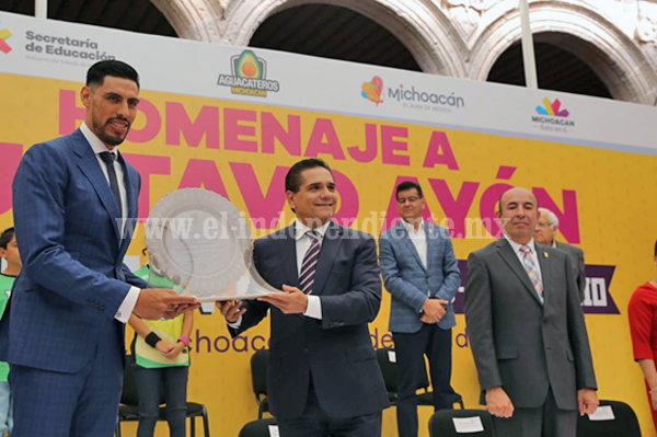 Nombra Silvano Aureoles a Gustavo Ayón como embajador de Michoacán