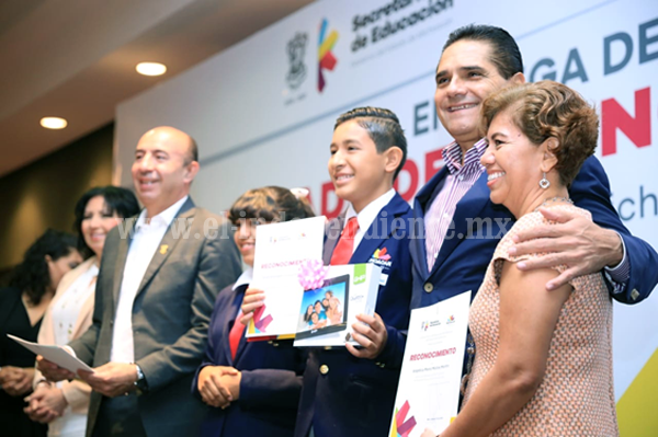 Reconoce Silvano Aureoles a ganadores de Olimpiada del Conocimiento Infantil 