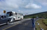 11 heridos en choque de autobús contra un camión de abarrotes en Ecuandureo