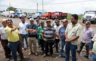 Camioneros de materiales exigen a  empresa constructora contratar mano de obra local