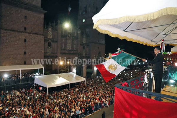 Ante miles de asistentes, Silvano Aureoles emite Grito de la Independencia de México