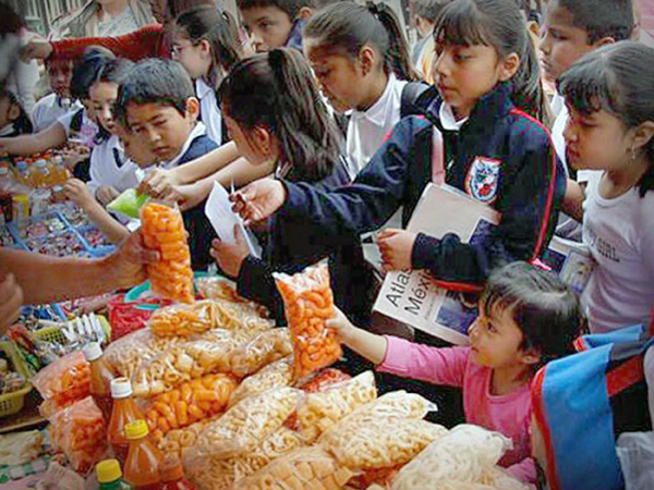 Inundan escuelas con productos chatarra que afectan salud de los niños