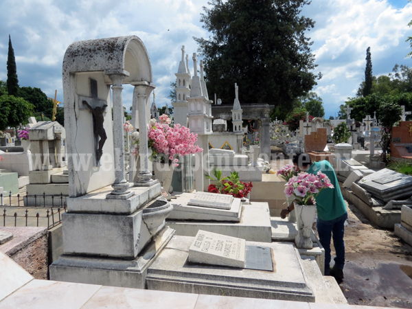Pretenden regresar tradición de altares de muertos a Panteón Municipal