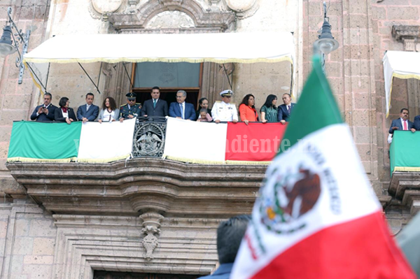 En confianza, michoacanos hacen suyo Desfile a Morelos