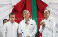 Otorga Pascual Sigala Condecoración Constitución de Apatzingán a Cuauhtémoc Cárdenas