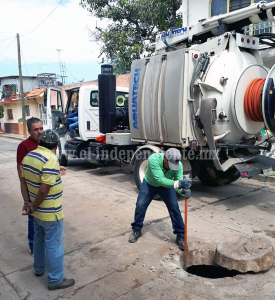 Realizan trabajos de limpieza de drenaje en Tangancícuaro
