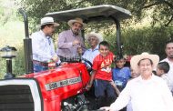Ángel Macías y delegado de SEDRUA entregan tractor a beneficiario