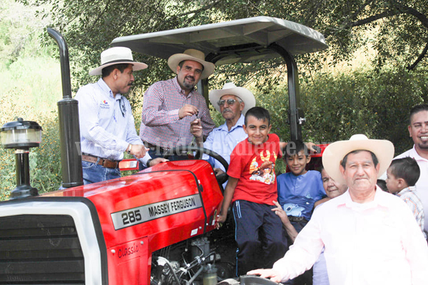 Ángel Macías y delegado de SEDRUA entregan tractor a beneficiario