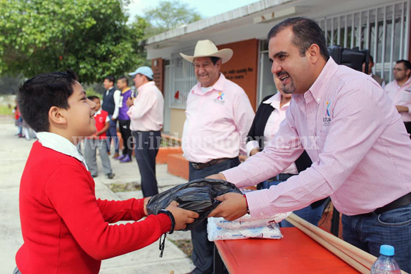 Ángel Macías entregó útiles escolares, batas y material de limpieza a infantes
