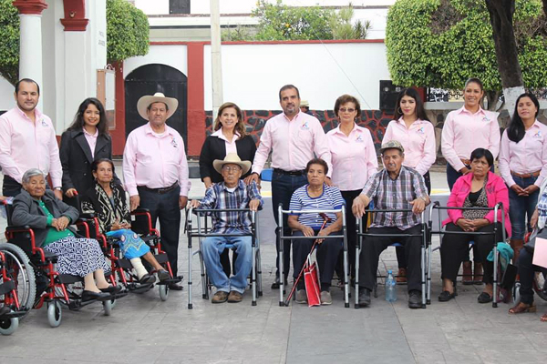Ángel Macías entregó equipo ortopédico para personas con discapacidad