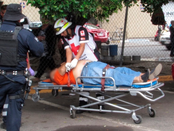 Mueren en hospital hombre baleado en estacionamiento de Soriana Híper, Zamora
