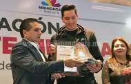 Recibe Adrián Zamora reconocimiento por el Día del Migrante Michoacano