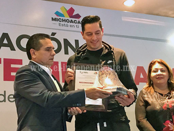 Recibe Adrián Zamora reconocimiento por el Día del Migrante Michoacano