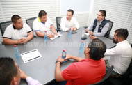 Dialoga Silvano Aureoles con miembros de la CNTE en Zitácuaro