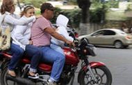Continúan familias ignorando reglamento de no viajar más de dos personas en motocicleta