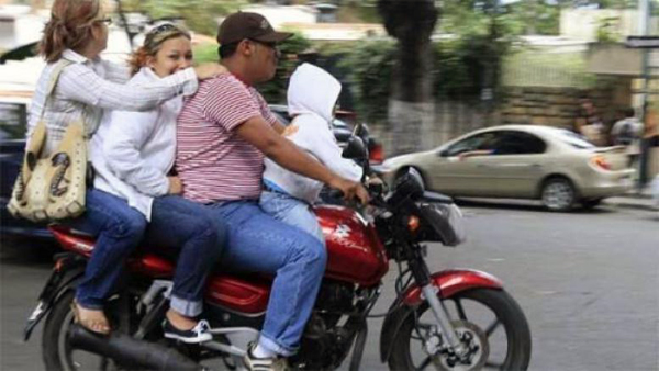 Continúan familias ignorando reglamento de no viajar más de dos personas en motocicleta