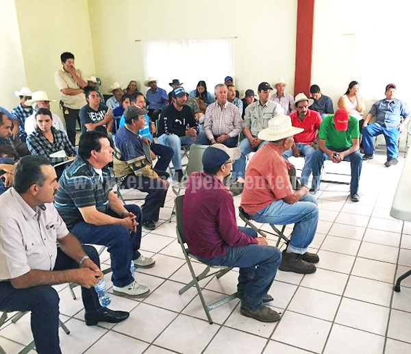 Funcionarios municipales participan en reunión de Asociación Ganadera