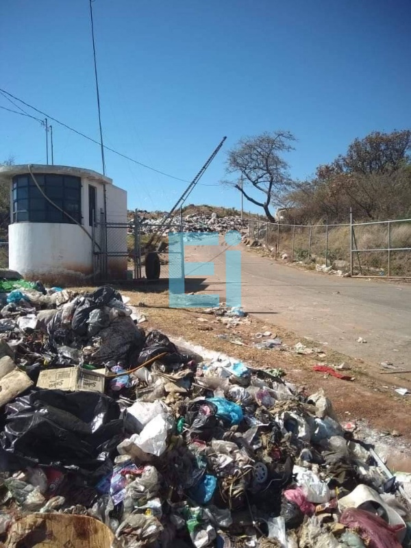 Habitantes de Tingüindín cierran relleno sanitario por contaminación