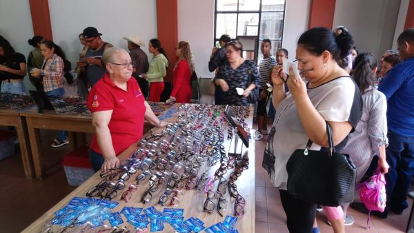 Club Rotario Zamora Industrial arrancó campaña de lentes y aparatos auditivos  a bajo costo
