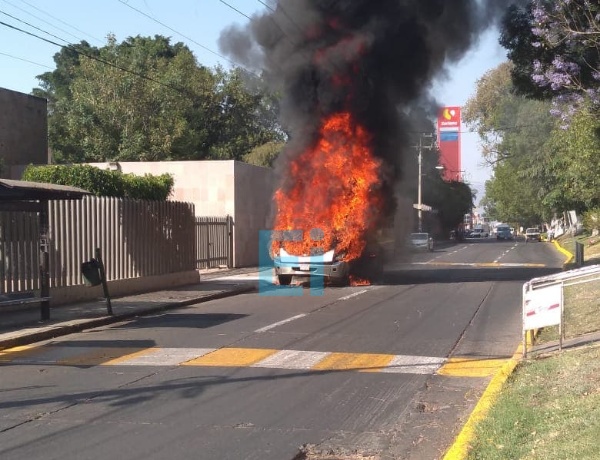 Arde camión de pasajeros en la Calzada Jacona – Zamora