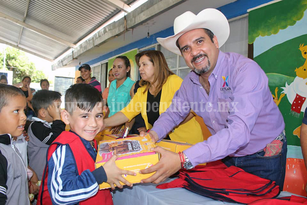 Ángel Macías realizó entrega de útiles escolares y mochilas a niños de primarias