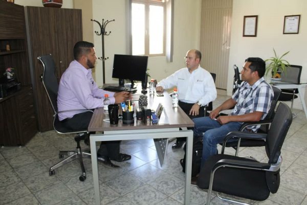 Eduardo Ceja, alcalde de  Tangamandapio,  recibió a personal de infraestructura hospitalaria