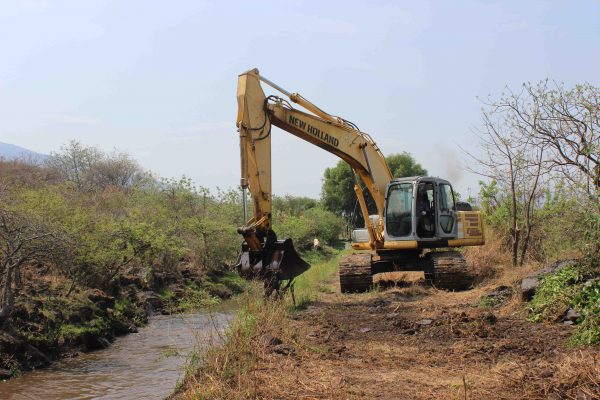 Realiza Ayuntamiento de Zamora desazolve de canal Tres en Ojo de Agua