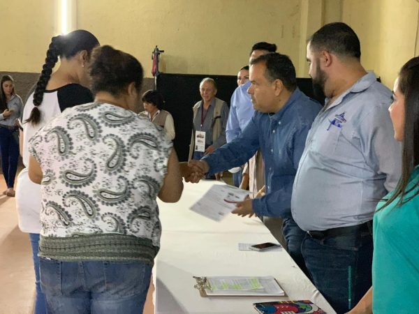 Realizan entrega de apoyos del programa bienestar en Ecuandureo