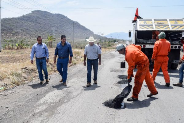 Iniciaron los trabajos de bacheo en la carretera Las Adjuntas - Gómez Farías de Tangancícuaro