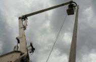 Alumbrado Público instala cableado aéreo en el par vial Juárez