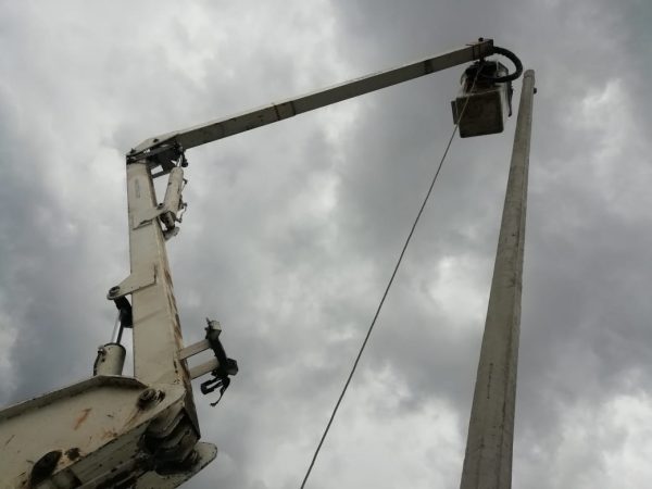 Alumbrado Público instala cableado aéreo en el par vial Juárez