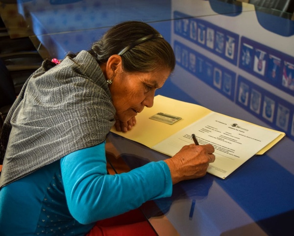 Realizan primera entrega de créditos “palabra de mujer” en Tangancícuaro