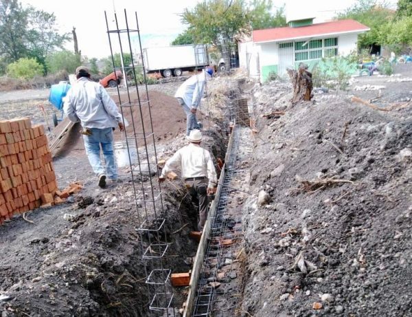 Arrancó construcción de barda perimetral de la escuela “Jorge Chavolla” en Ecuandureo