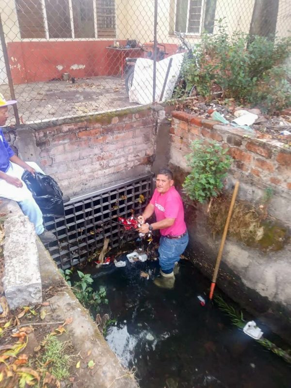 Realizan limpieza de alcantarillas para prevenir inundaciones en Tangancícuaro